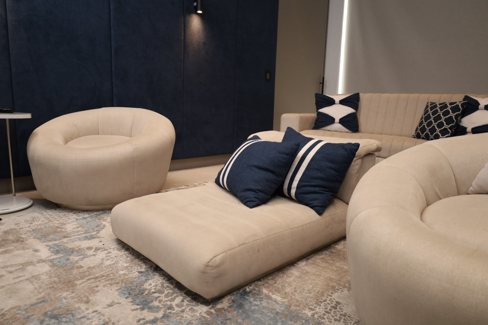 Sala de cine marari con muebles personalizados